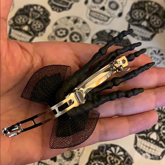 Black skeleton hand hair clip with blue jewel 💎 - Picture 14 of 16